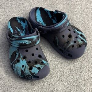 CROCS Kids Tie-Dye Clog in Black and Teal